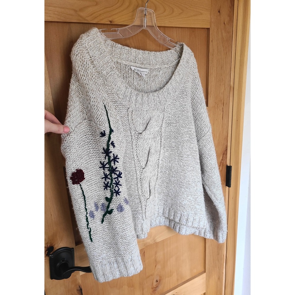 BCBG Embroidered Cable Knit Gray Oatmeal‎ MEDIUM Pullover Sweater Cottagecore M
